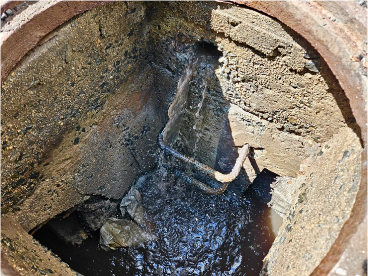 The foul-smelling wastewater runs to a sewer in Phuoc Long Ward, Nha Trang City, Khanh Hoa Province. Photo: Minh Chien / Tuoi Tre