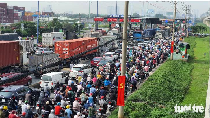 Gridlock is seen on a section of Vo Nguyen Giap Street near the Rach Chiec Bridge. Photo: Minh Hoa / Tuoi Tre