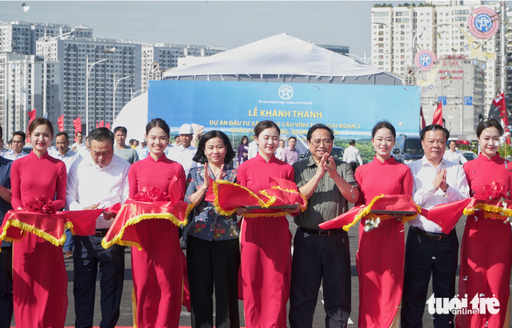 Prime Minister Pham Minh Chinh and Hanoi leaders cut ribbons to inaugurate the second-phase Vinh Tuy Bridge in Hanoi. Photo: Pham Tuan / Tuoi Tre