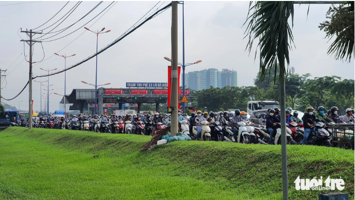 The severe congestion causes many people to be late for work on August 30, 2023. Photo: Minh Hoa / Tuoi Tre