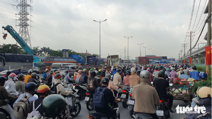 Throngs of motorbikes inch to get out of the severely congested section of Vo Nguyen Giap Street. Photo: Minh Hoa / Tuoi Tre