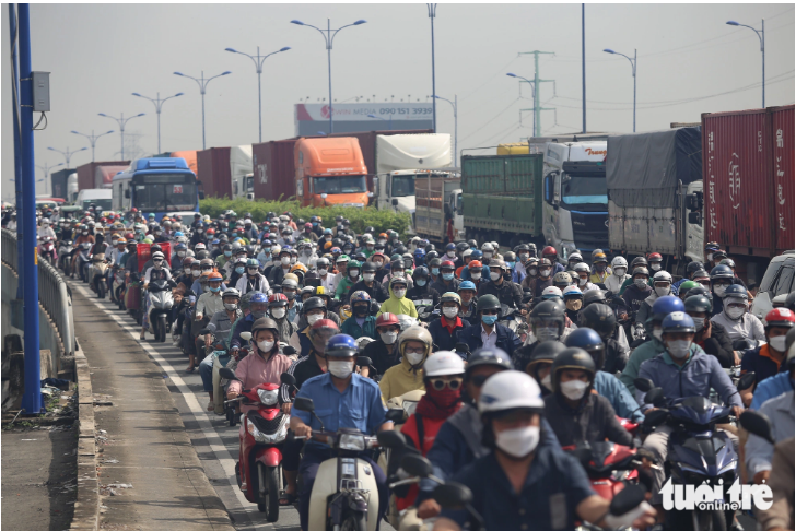 A Vo Nguyen Giap Street section near the Rach Chiec Bridge is often congested during rush hours. Photo: Minh Hoa / Tuoi Tre