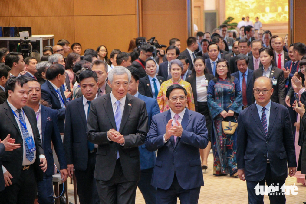 Officials attend a conference in Hanoi on August 29, 2023 where many cooperation projects between Vietnam and Singapore are announced. Photo: Duy Linh / Tuoi Tre