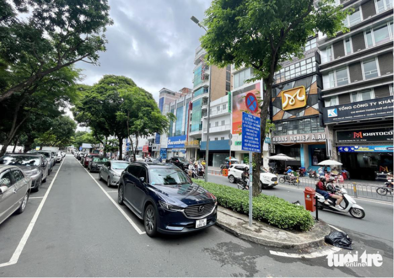 Car parking spots near Le Van Tam Park in District 1, Ho Chi Minh City. Photo: Phuong Nhi / Tuoi Tre