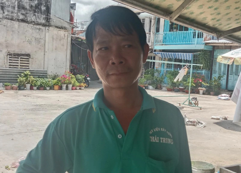 Tran Minh Toan, who worked as a street vendor at the Vam Cong ferry terminal, said he was delighted at the restoration of the ferry service. Photo: Chi Hanh / Tuoi Tre