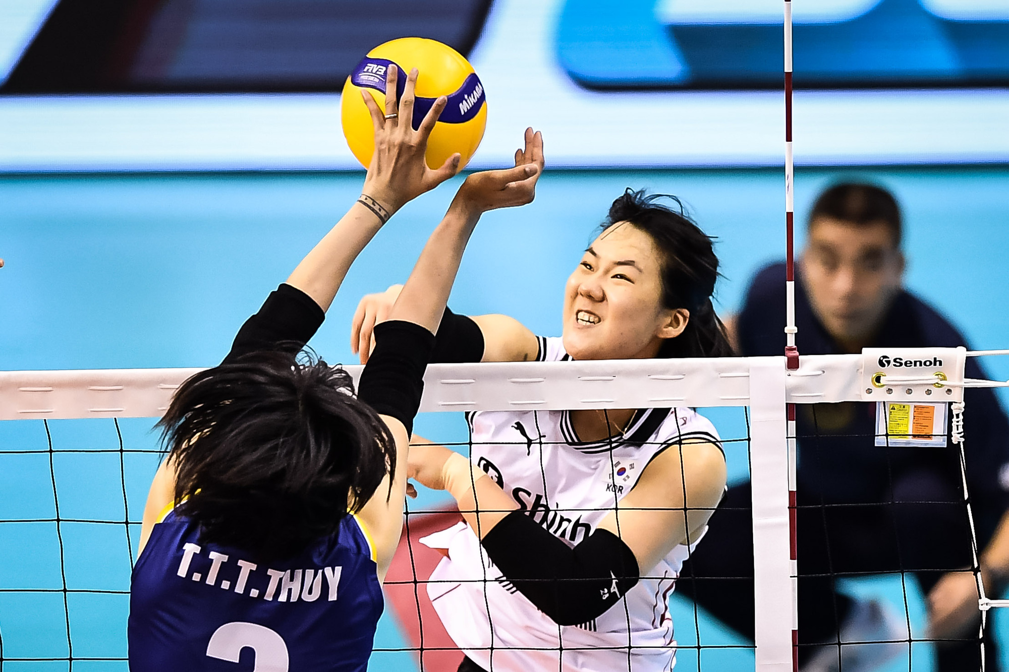 Vietnam’s Tran Thi Thanh Thuy defends South Korea’s attack at their Group C opening match at the 2023 Asian Women’s Volleyball Championship held in Thailand, August 30, 2023. Photo: Asian Volleyball Confederation