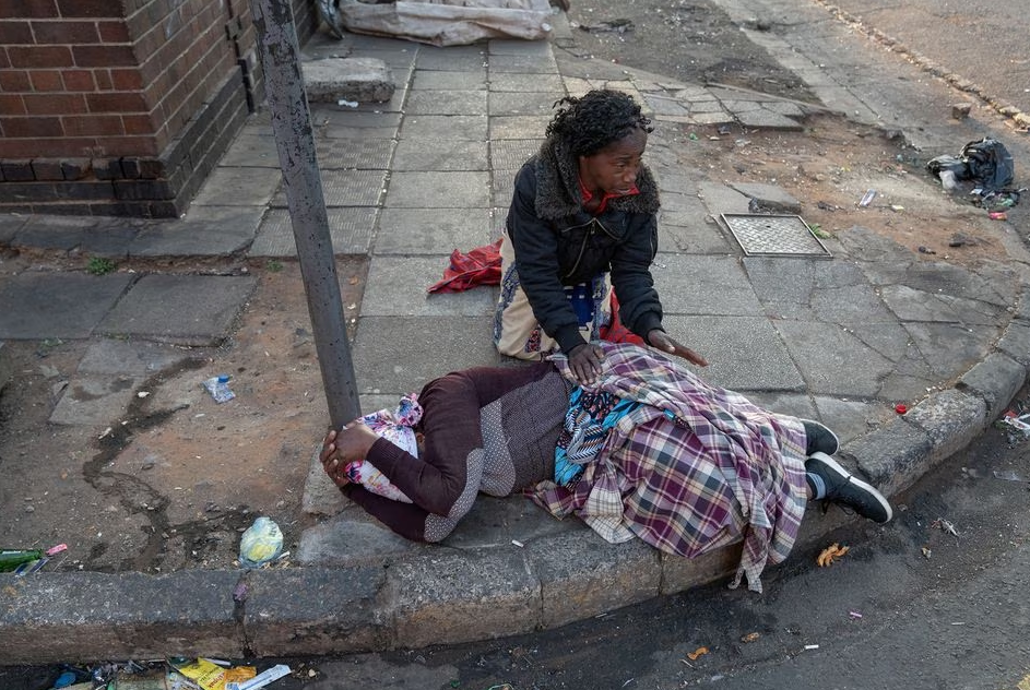 Women react after a deadly blaze in the early hours of the morning, in Johannesburg, South Africa August 31, 2023. Photo: Reuters