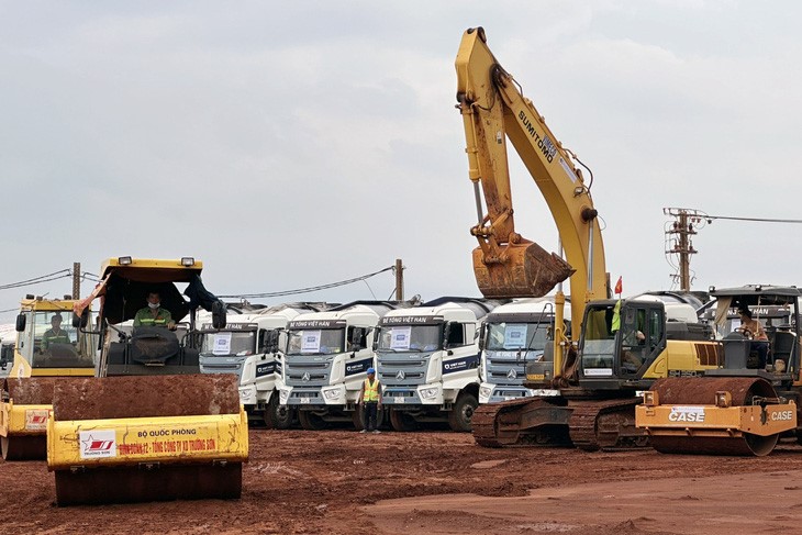 Vehicles serving the construction of the passenger terminal at Long Thanh International Airport. Photo: Cong Trung / Tuoi Tre