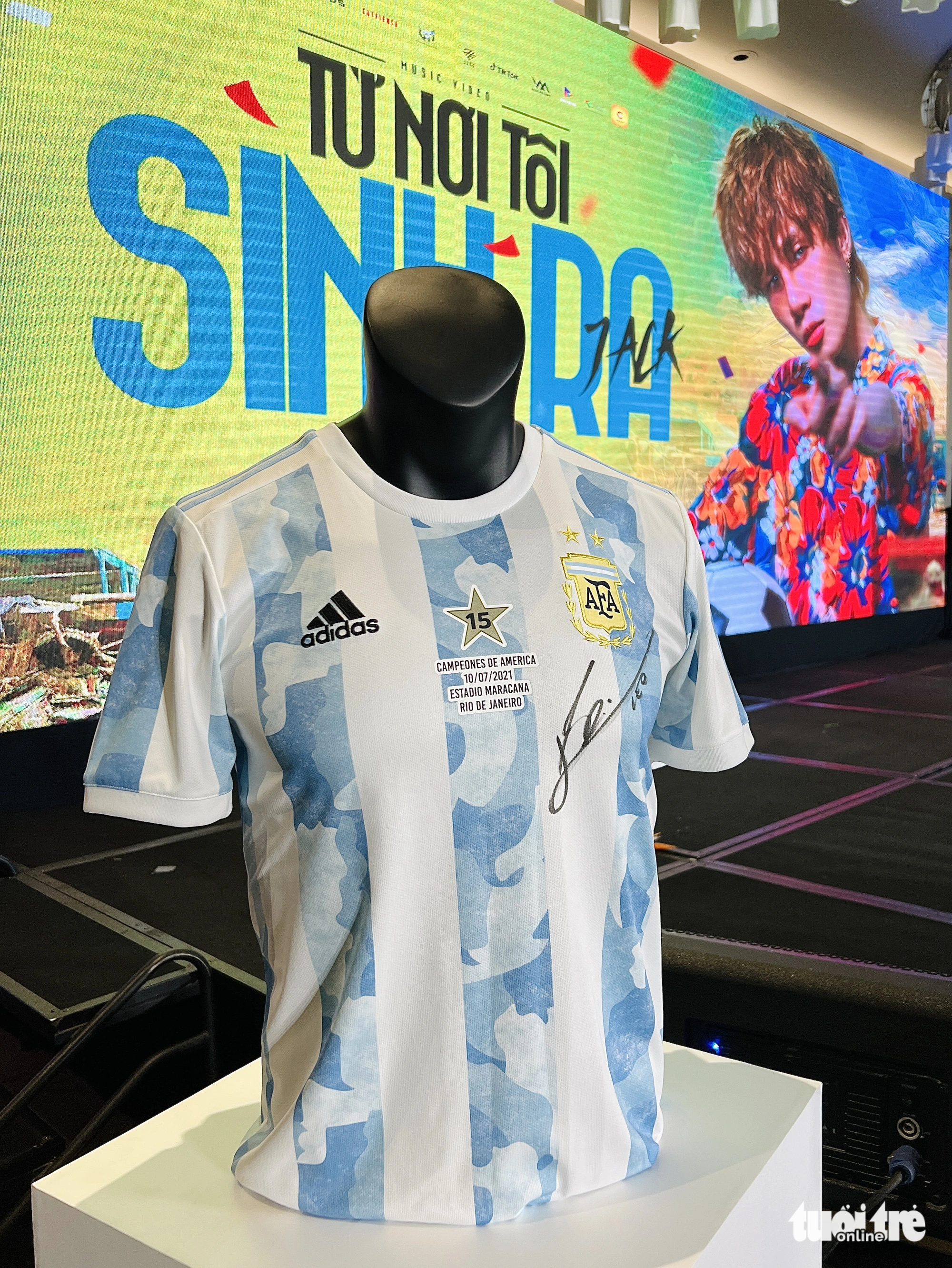 An Argentina national team jersey personally gifted to Vietnamese singer Jack by Lionel Messi is on display at the launch event for the music video 'Tu noi toi sinh ra' in Ho Chi Minh City, August 31, 2023. Photo: Mi Ly / Tuoi Tre
