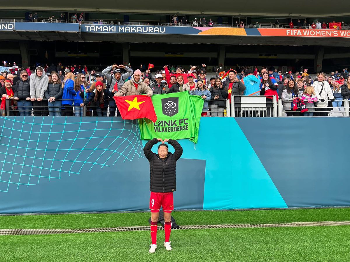 Vietnamese forward Huynh Nhu takes photos with fans holding Vietnamese and Lank FC Vilaverdense flags at the 2023 FIFA Women’s World Cup in New Zealand. Photo: Lank FC Vilaverdense