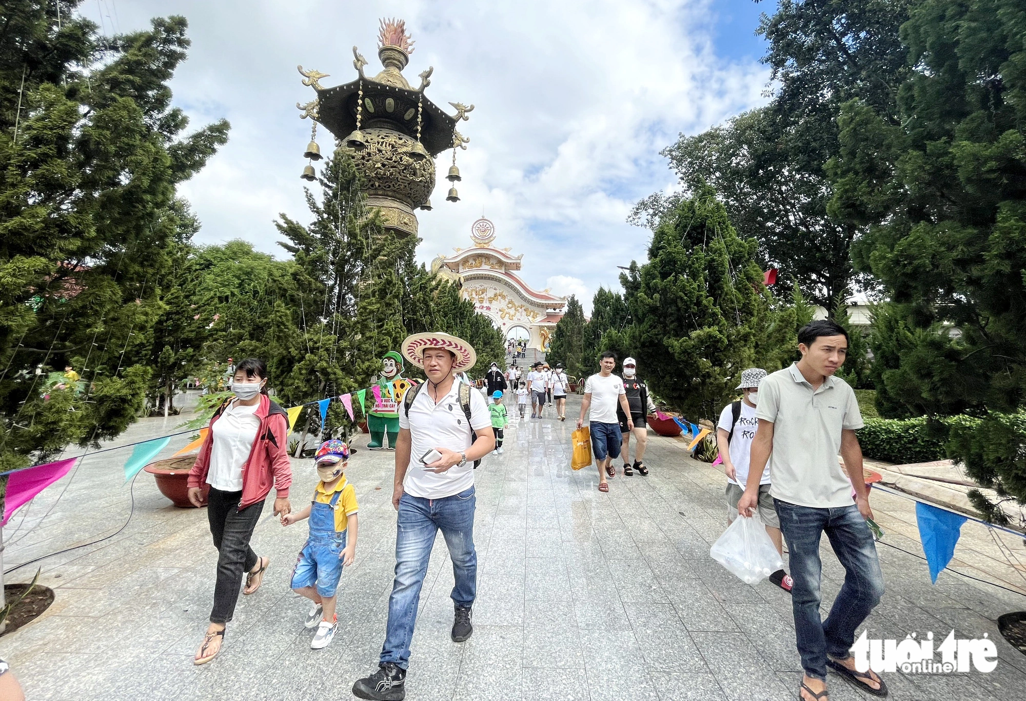 People visit Suoi Tien Theme Park in Thu Duc City, Ho Chi Minh City, September 1, 2023. Photo: Tuoi Tre