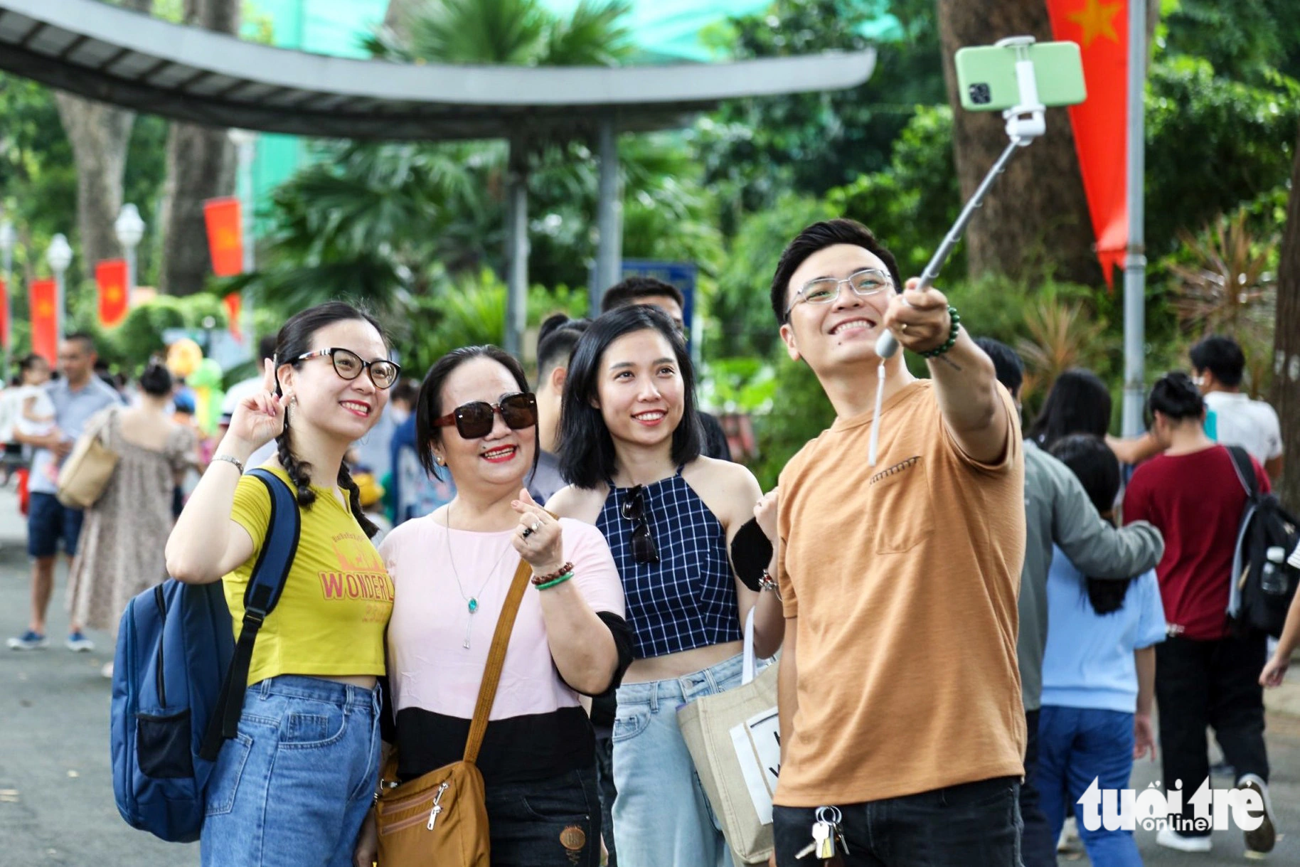 A family takes photos at the Saigon Zoo and Botanical Gardens in District 1, Ho Chi Minh City, September 1, 2023. Photo: Tuoi Tre