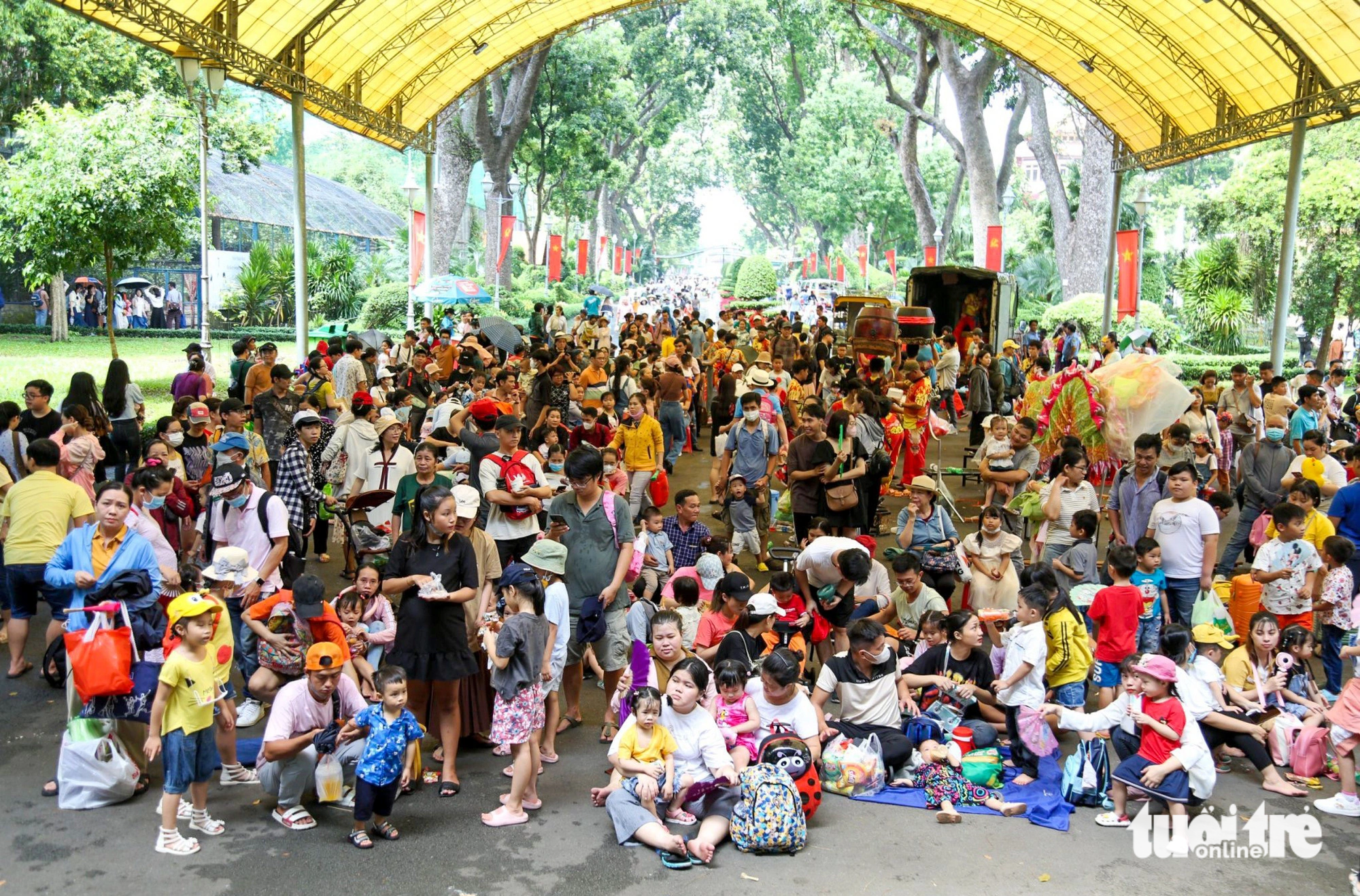 People crowd a circus stage at the Saigon Zoo and Botanical Gardens in District 1, Ho Chi Minh City, September 1, 2023. Photo: Tuoi Tre