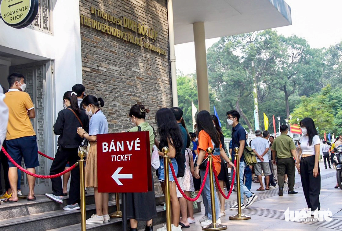 People queue at the ticket booth of the Reunification Palace in District 1, Ho Chi Minh City, September 1, 2023. Photo: Tuoi Tre