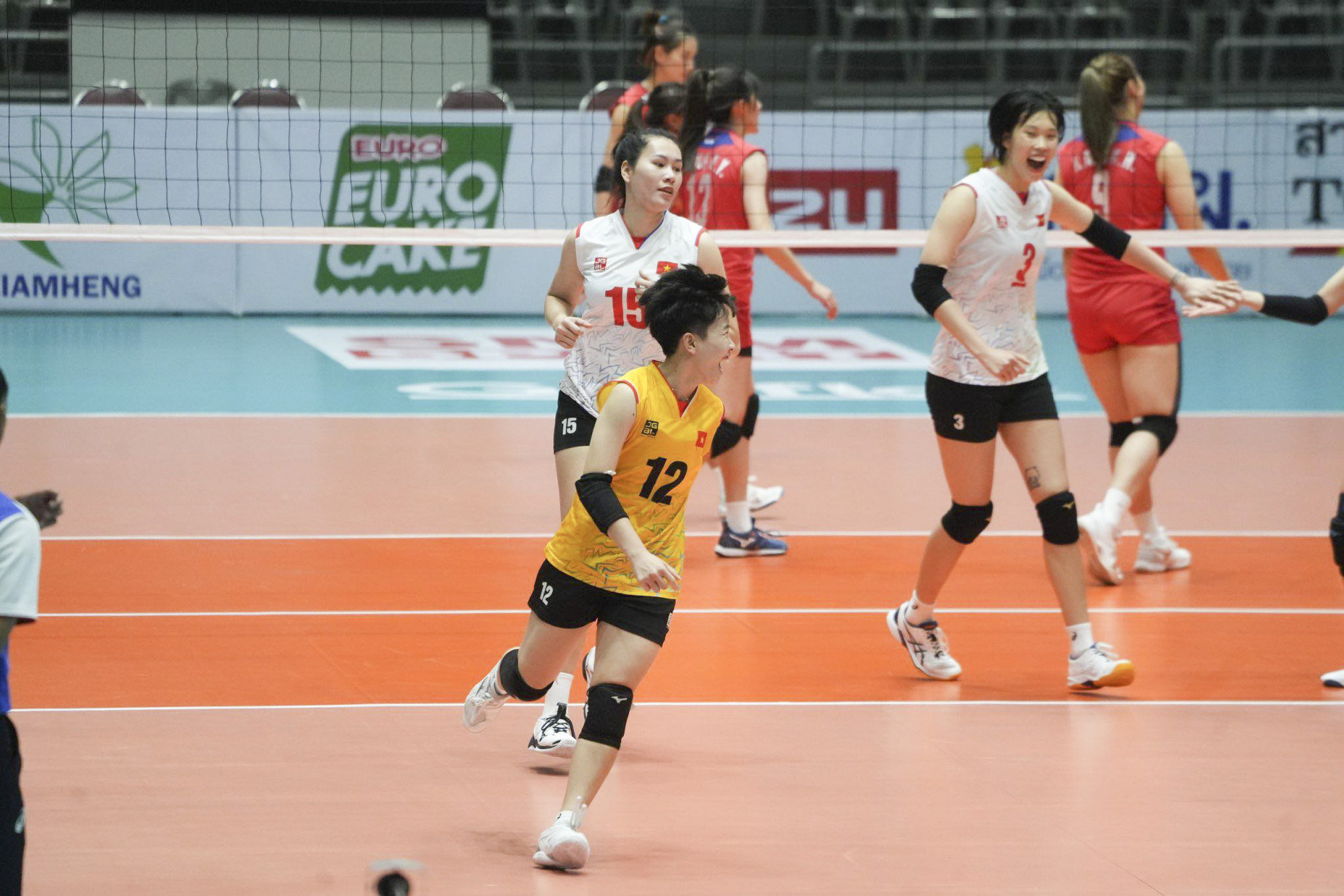 Vietnamese players celebrate a point during their Group C match against Taiwan at the 2023 Asian Senior Women’s Volleyball Championship in Thailand, September 1, 2023. Photo: BCVN
