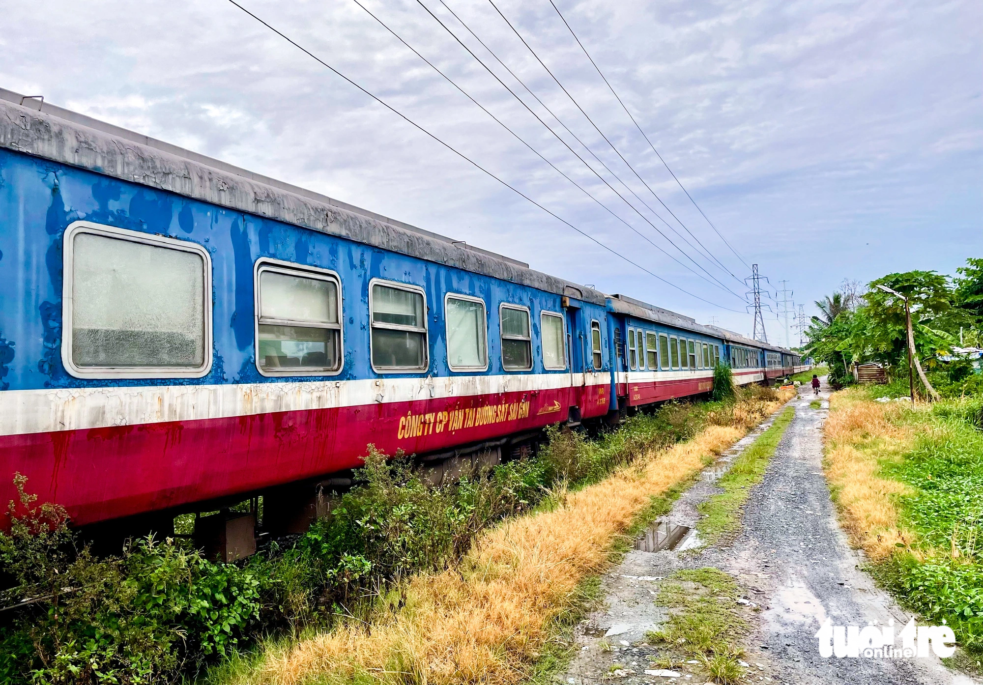 The North-South railway currently ends in Ho Chi Minh City with 11 pairs of passenger trains per day. The figure increases to 15 pairs of trains per day on holidays.