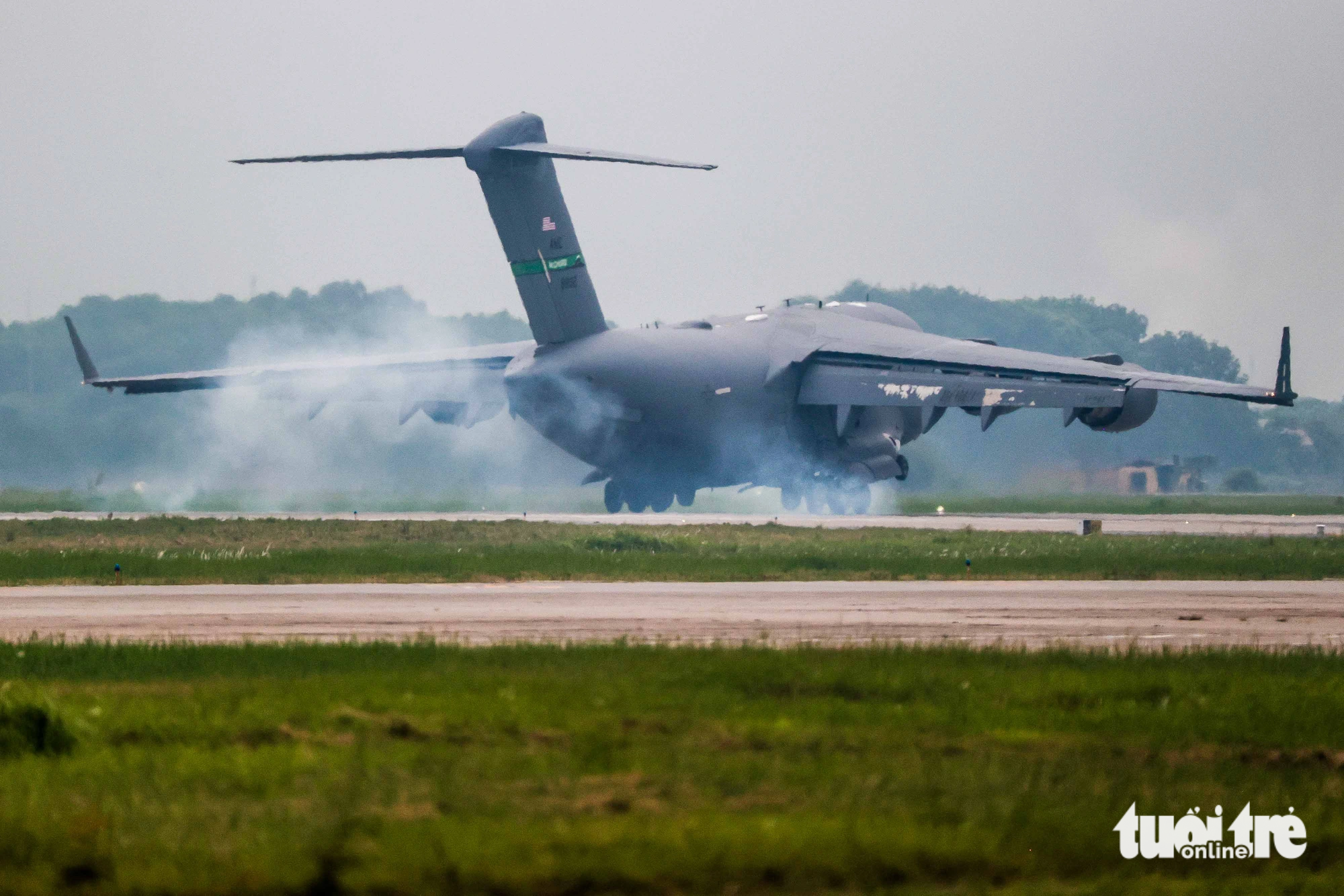 A Boeing C-17 Globemaster III plane touches down Noi Bai International Airport in Hanoi. Photo: Nguyen Khanh / Tuoi Tre