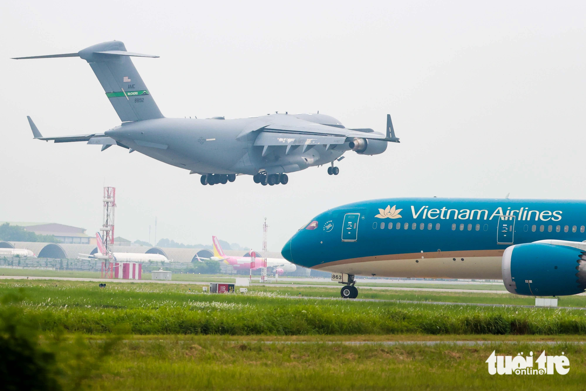 With a length of 53 meters and a height of 4.6 meters, C-17 is one of the largest military transport aircraft in the world. Photo: Nguyen Khanh / Tuoi Tre