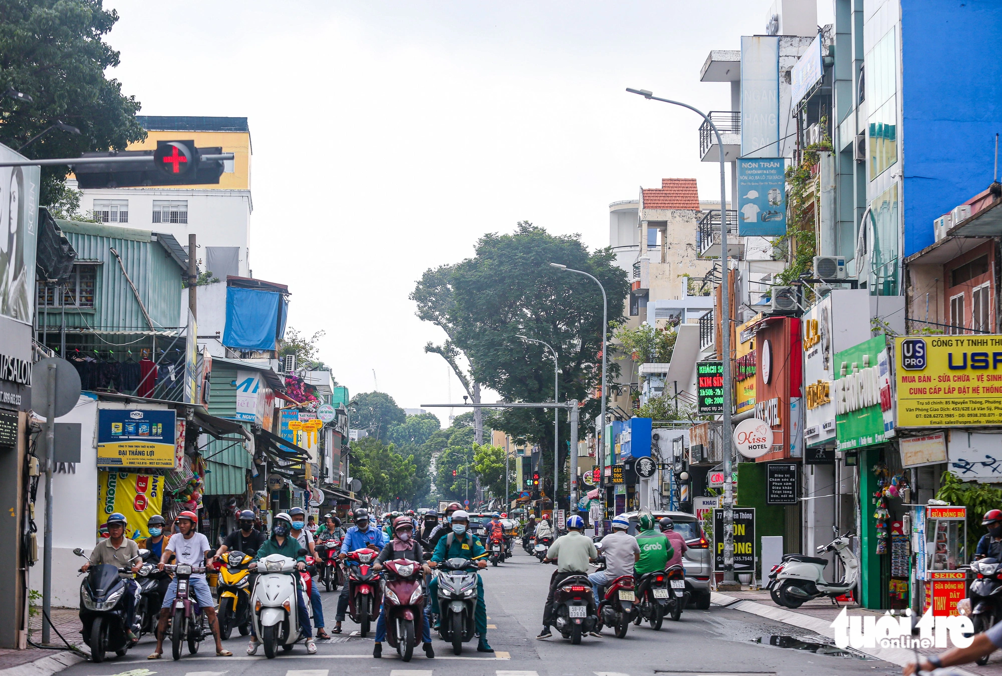 From the Saigon Railway Station, the proposed railway will run to Nguyen Thong Street in District 3. The consultant consortium suggests expanding the street to 25-30 meters from the current 10-12 meters.