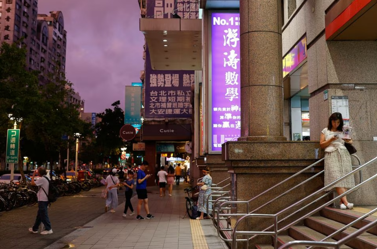 People are out on the streets while the sky changes colour due to the approaching Haikui Typhoon in Taipei, Taiwan September 2, 2023. Photo: Reuters