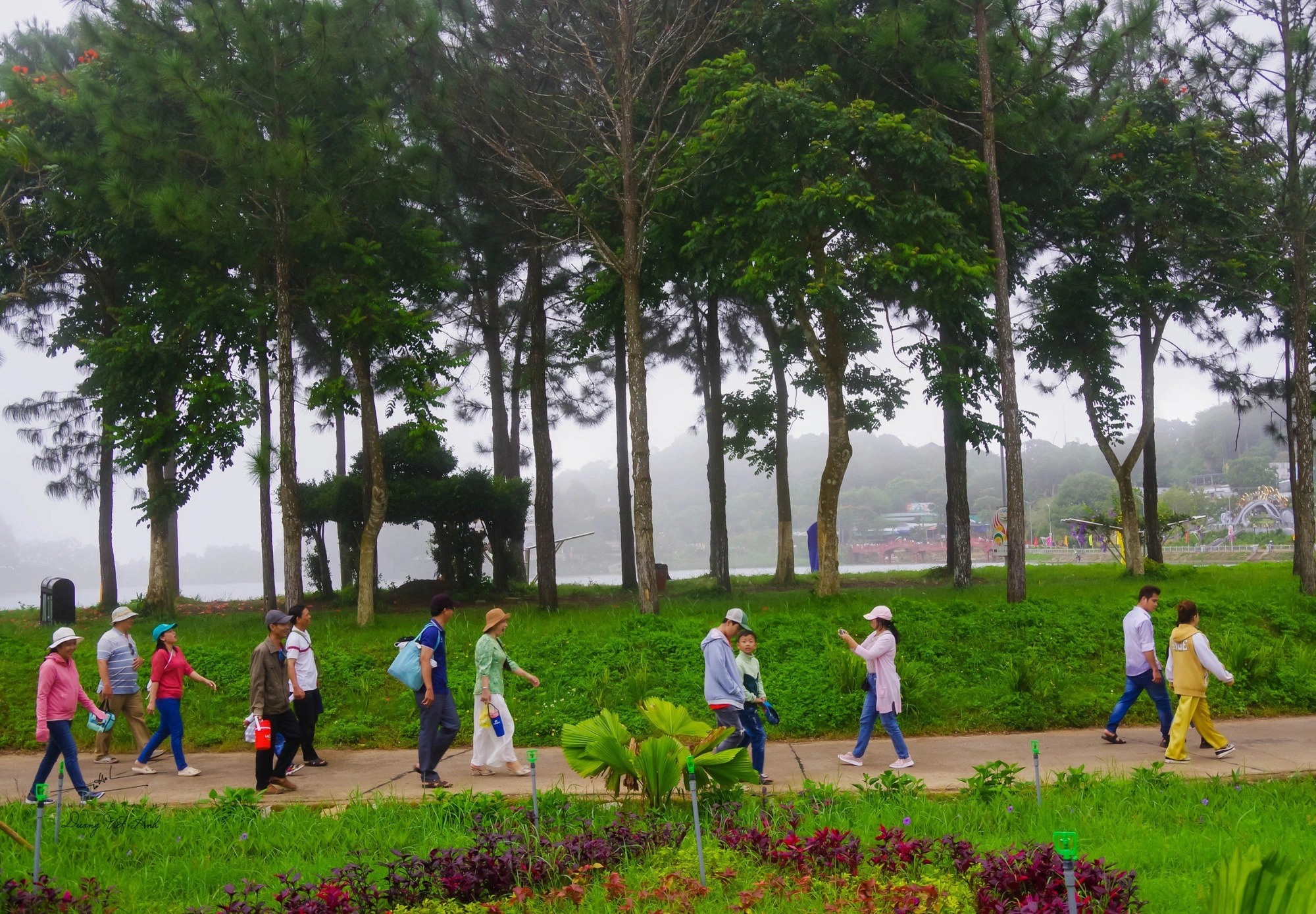 Visitors are seen at the Cam Mountain tourist site in An Giang Province, southern Vietnam. Photo: Minh Khang / Tuoi Tre