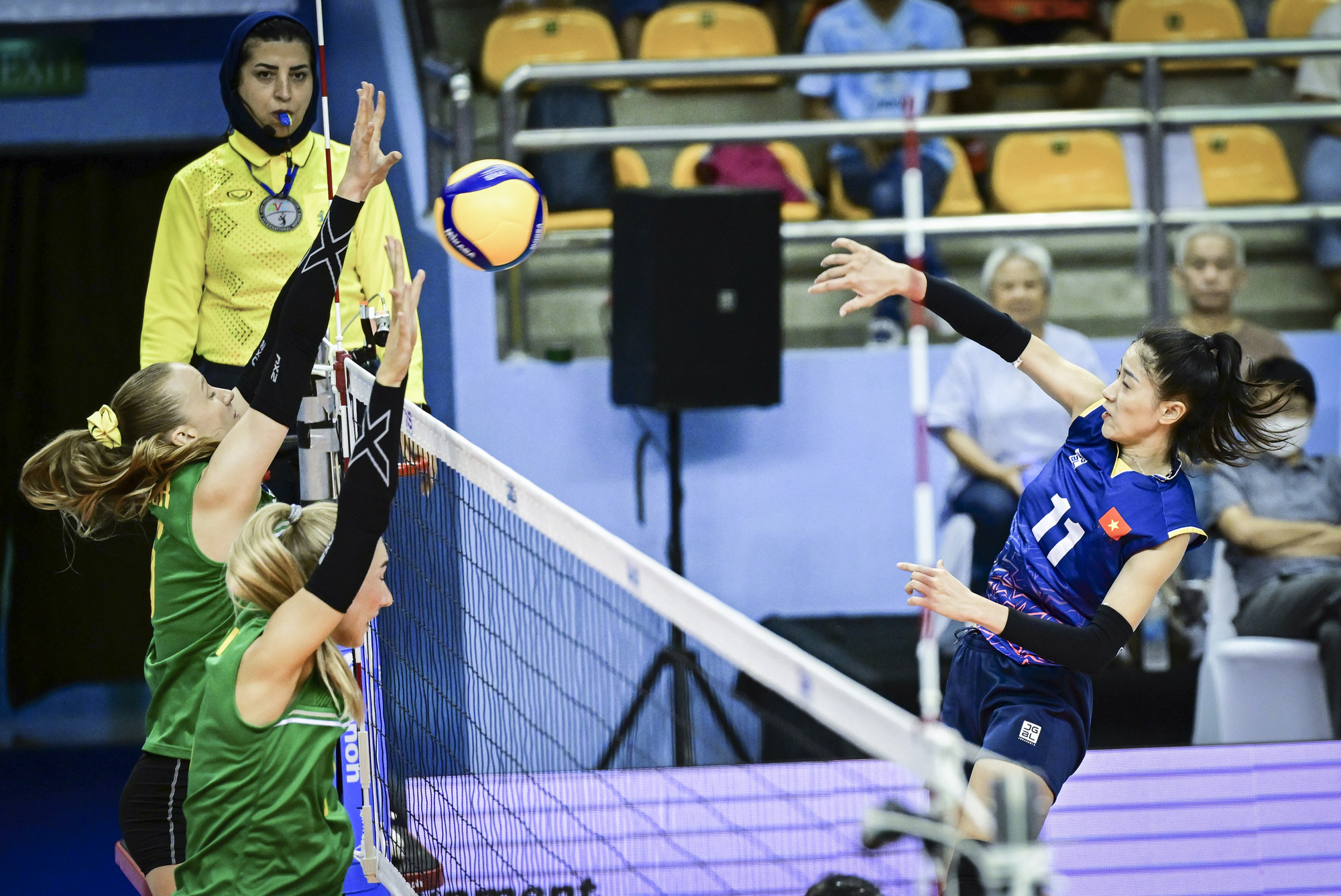Vietnamese opposite hitter Hoang Thi Kieu Trinh strikes an attack during their Pool E match against Australia at the 2023 Asian Senior Women’s Volleyball Championship in Thailand, September 3, 2023. Photo: AVC