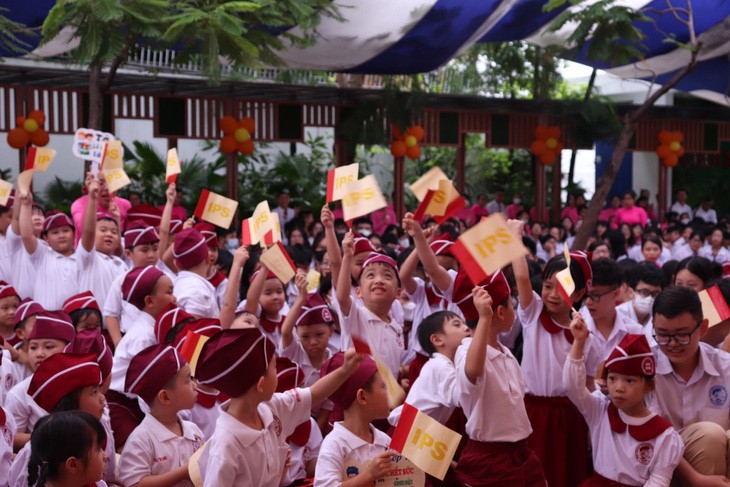 Students attend the school opening ceremony at the Asian International School in Binh Thanh District, Ho Chi Minh City. Eric Brian Bruen, a teacher of the school, said in his country and many other countries, there is not a specific school opening day as in Vietnam. The ceremony will help better the relations between students and teachers, especially foreign ones. Photo: Nhu Quynh / Tuoi Tre