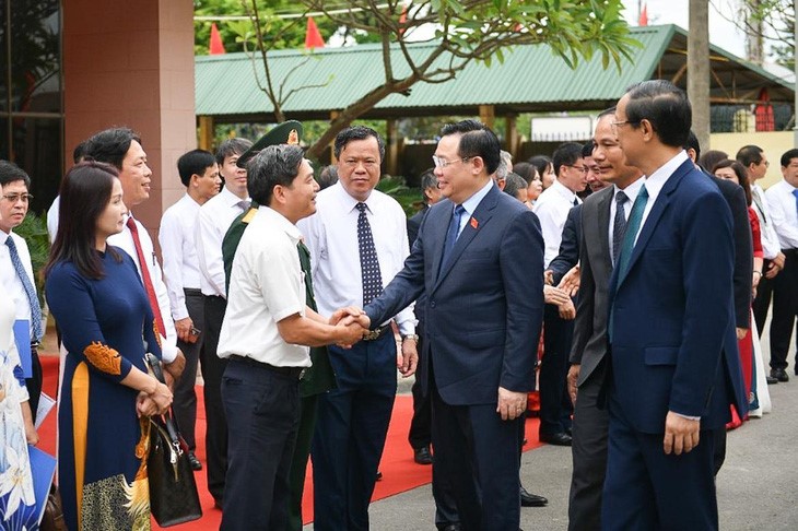 Chairman of the National Assembly Vuong Dinh Hue (R, 3rd) arrives at T78 Friendship School in Hanoi to participate in the school opening ceremony there. Photo: The Dai / Tuoi Tre