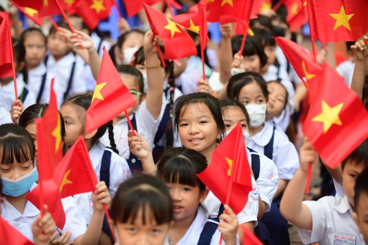 Students of Dinh Tien Hoang Primary School in Thu Duc City, Ho Chi Minh City attend the school opening ceremony. Photo: Quang Dinh / Tuoi Tre