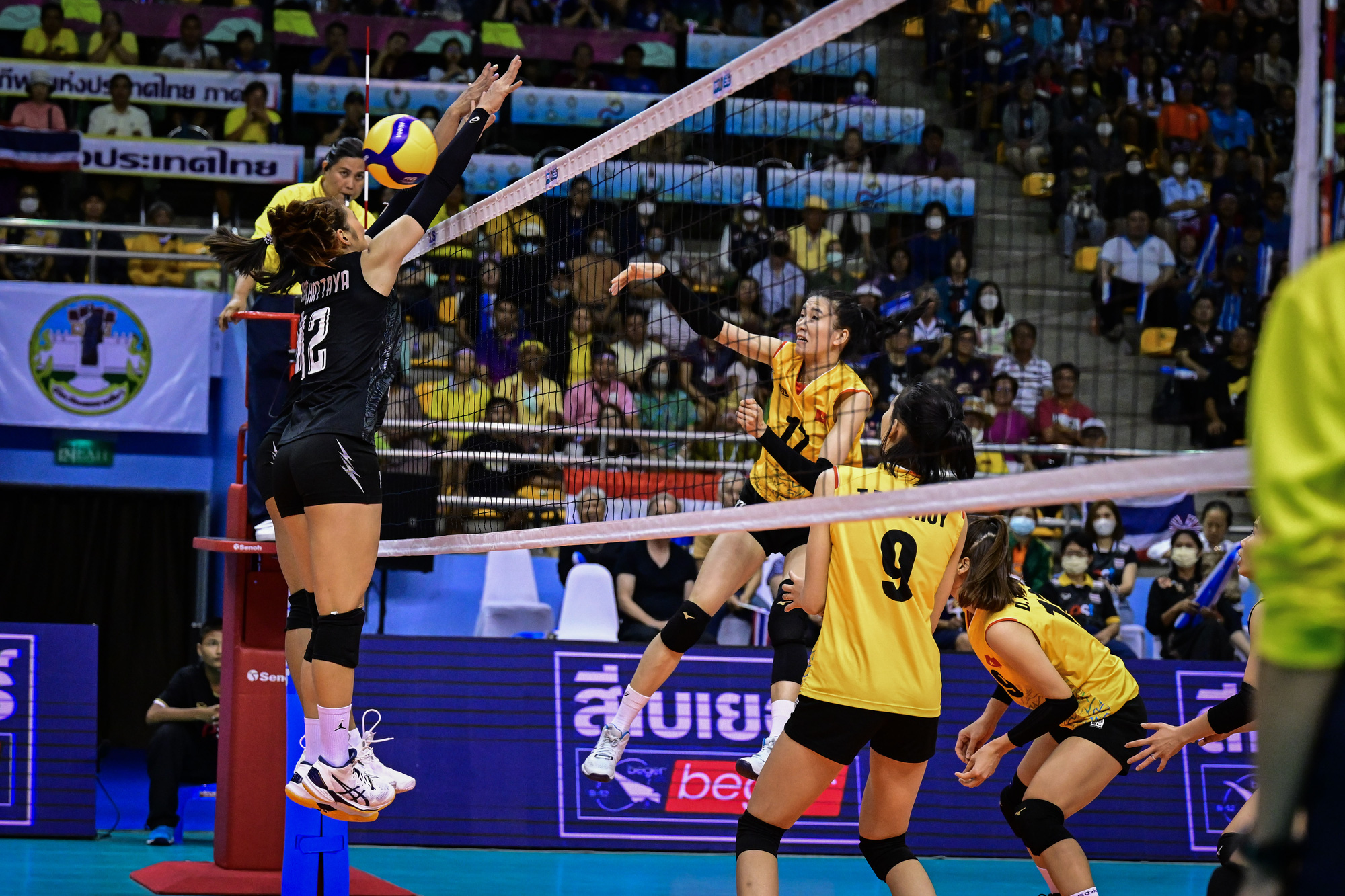 Vietnam plays China in Asian volleyball championship semifinals