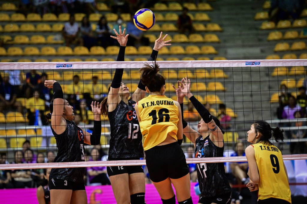 Vietnamese (in yellow) and Thai players compete during their Pool E match at the 2023 Asian Senior Women’s Volleyball Championship in Thailand, September 4, 2023. Photo: AVC