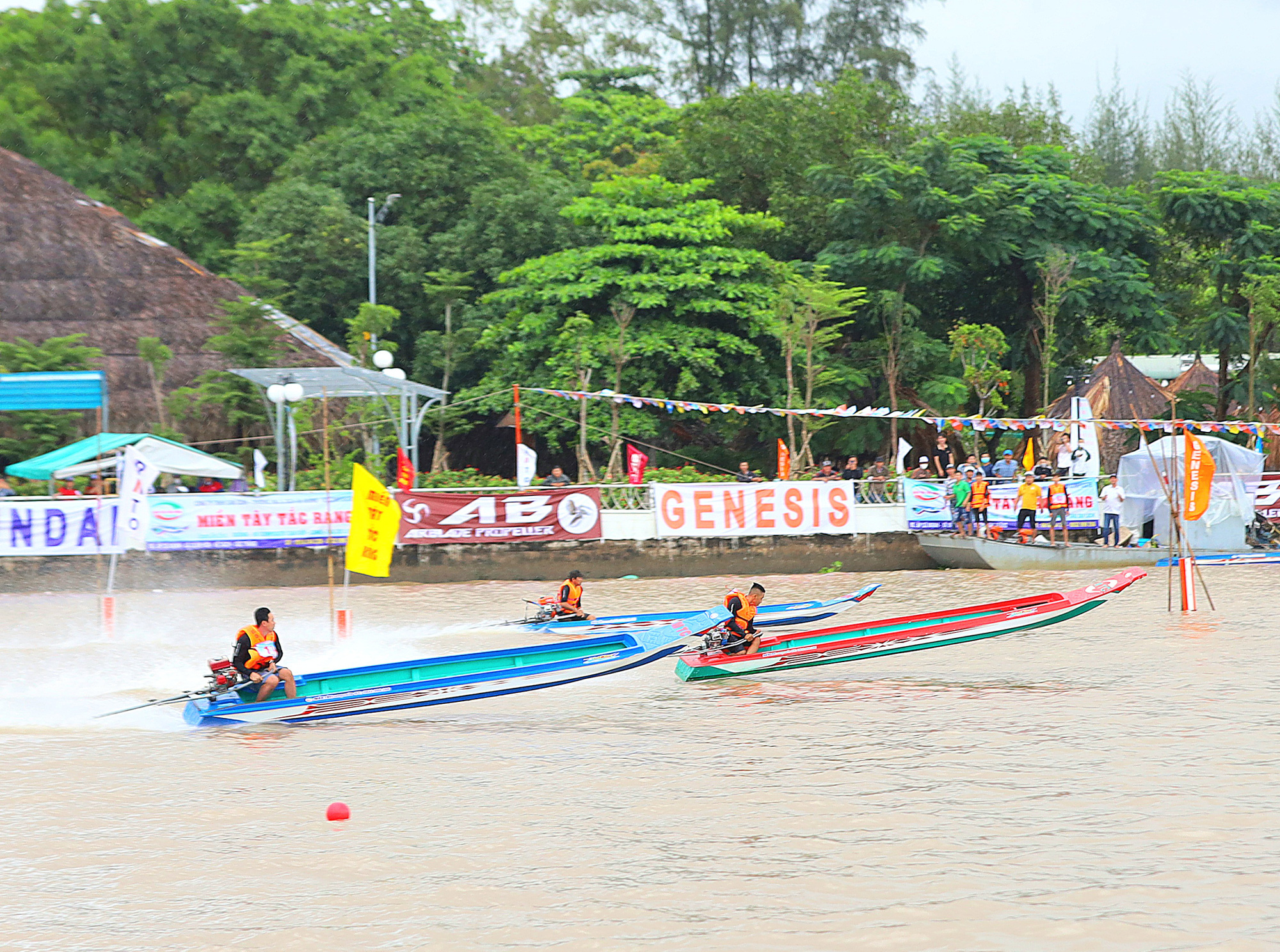 Can Tho racers sweep national composite boat racing championship in Vietnam’s Mekong Delta