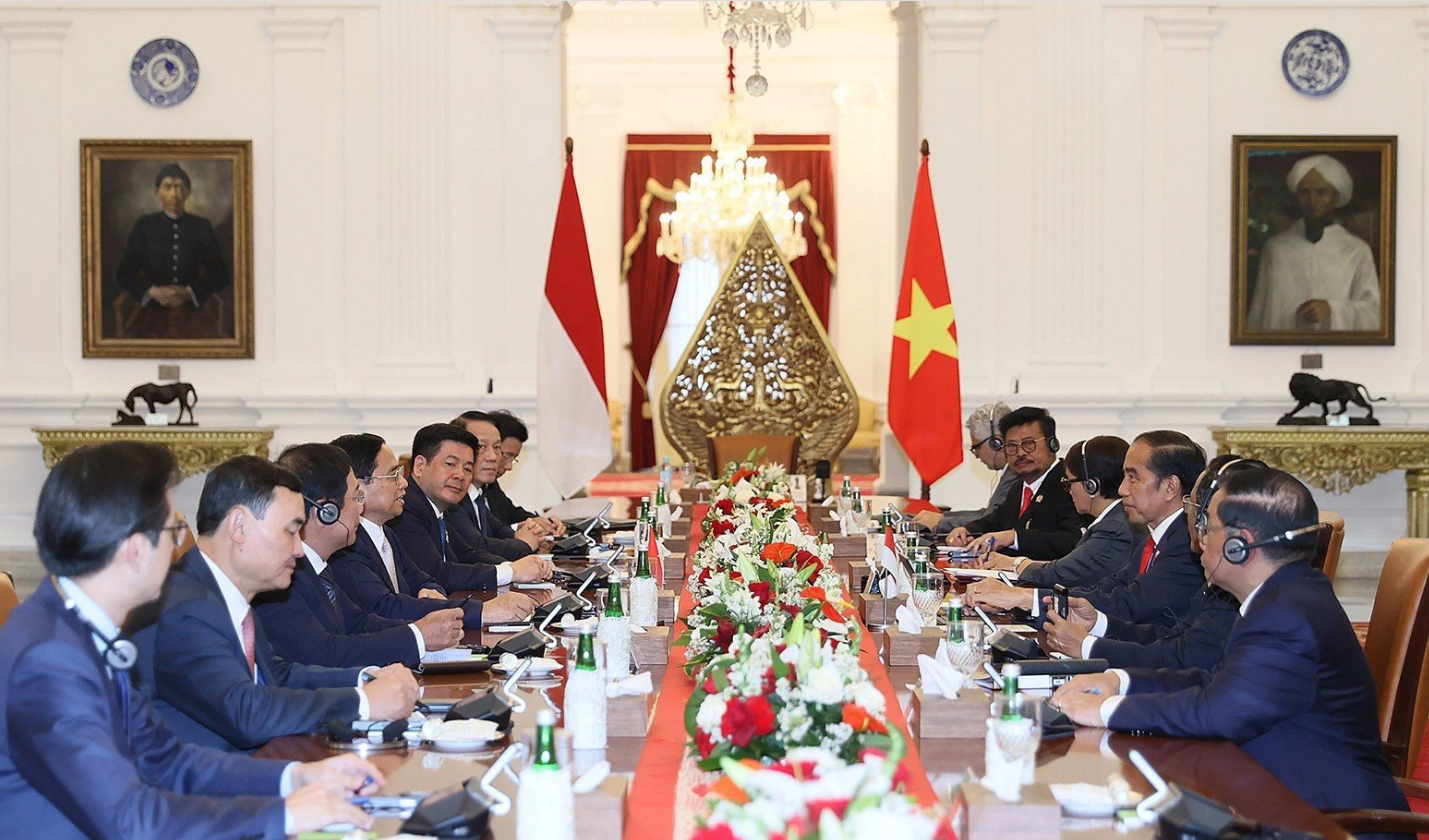 The meeting between Vietnam’s high-level delegation led by PM Pham Minh Chinh (L) and its Indonesian counterpart headed by President Joko Widodo in Jakarta, Indonesia, on September 4, 3023.  Photo: Duong Giang / Tuoi Tre