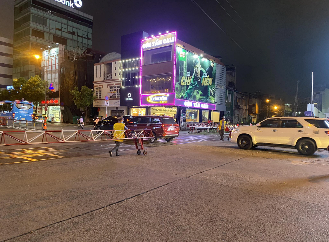 A traffic congestion is eased on Nguyen Van Troi Street in Phu Nhuan District after a train that caused a deadly accident continued its ride. Photo: Thao Le / Tuoi Tre