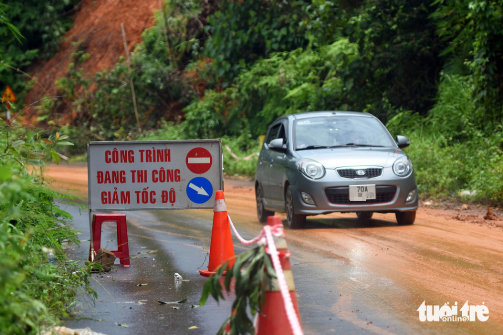 The Binh Phuoc authorities erect warning signs at the two sides of each eroded section.