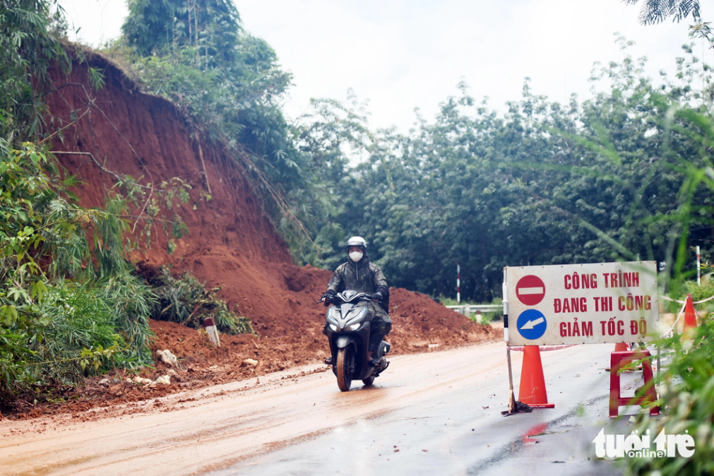 The local authorities erect a signboard to warn of landslides and erosion on the road, asking vehicles to run slowly.