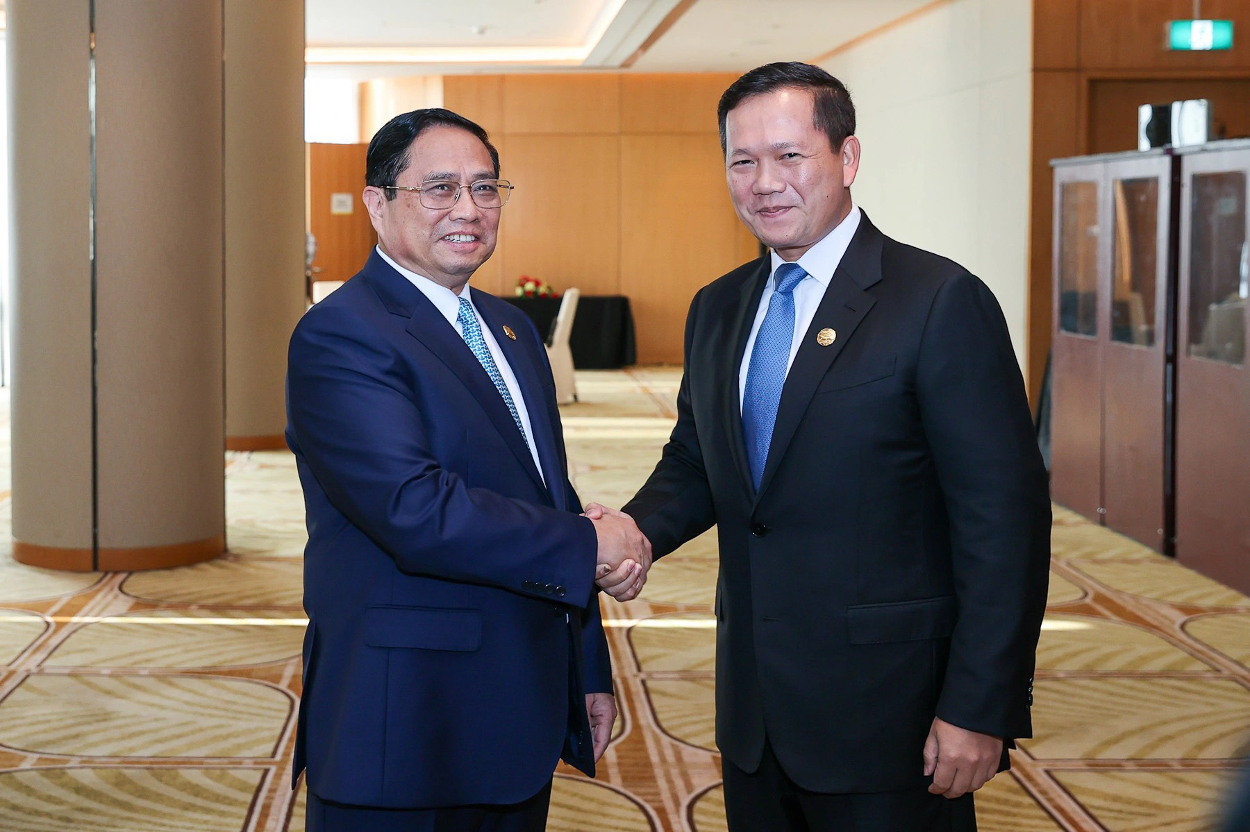 Vietnamese Prime Minister Pham Minh Chinh (L) shakes hands with his Cambodian counterpart Hun Manet (R), on the sidelines of the 43rd ASEAN Summit and related meetings in Indonesia, September 5, 2023. Photo: Nhat Bac