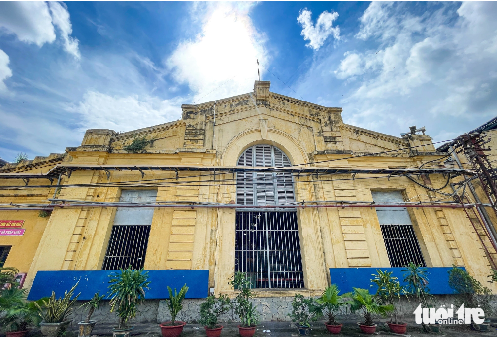 The Di An train car factory, built in 1902, features the French architecture. It was recognized as a historical-cultural relic site in Binh Duong in 2013.