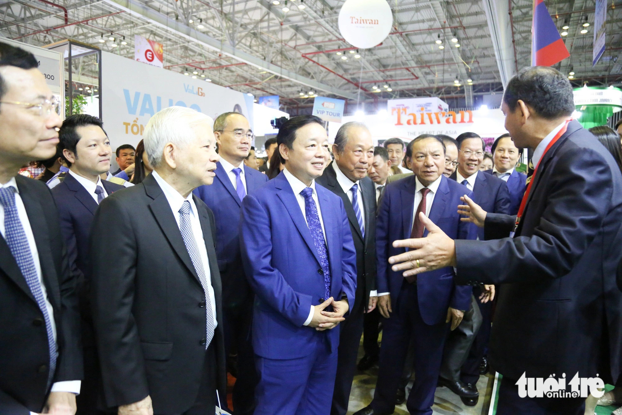 Former and incumbent Vietnamese state officials visit booths run by international exhibitors at the 17th International Travel Expo Ho Chi Minh City, September 7, 2023. Photo: Phuong Quyen / Tuoi Tre