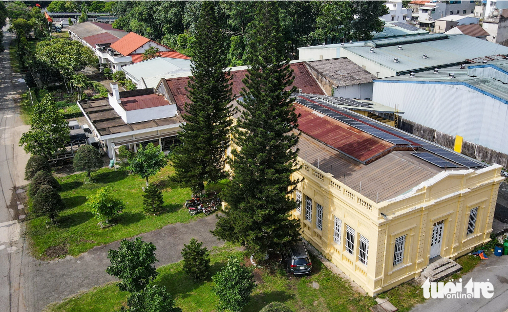 A 121-year-old hall at the Di An train car factory. The factory, covering some 4,000 square meters of land, includes a hall, a workshop, and a warehouse.