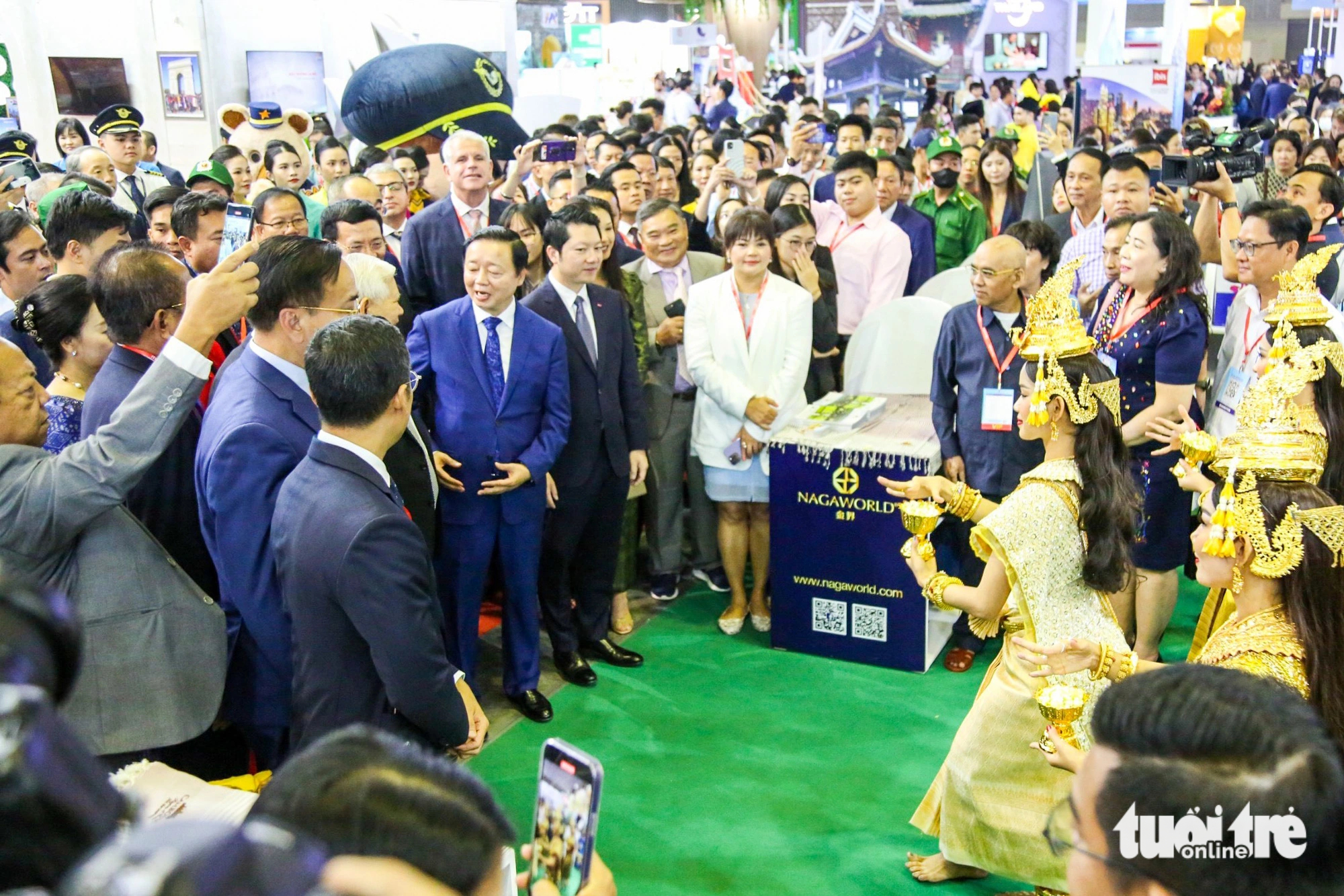Delegates gather at a booth at the 17th International Travel Expo Ho Chi Minh City, September 7, 2023. Photo: Phuong Quyen / Tuoi Tre