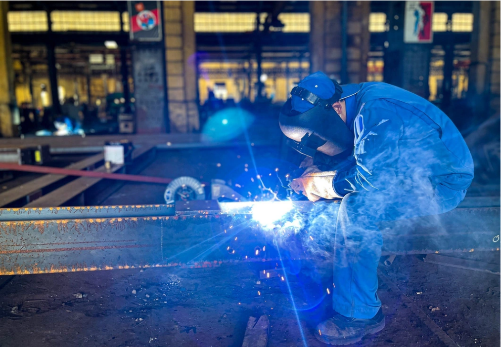 The Di An train car factory is responsible for repairing and building train cars as well as producing carriage accessories and other mechanical products. In 2016, Saigon Railway JSC suggested piloting a plan to build new high-quality train cars at the factory. Dozens of train carriages built by Vietnamese engineers have been launched and Vietnam has no longer imported train carriages since then.