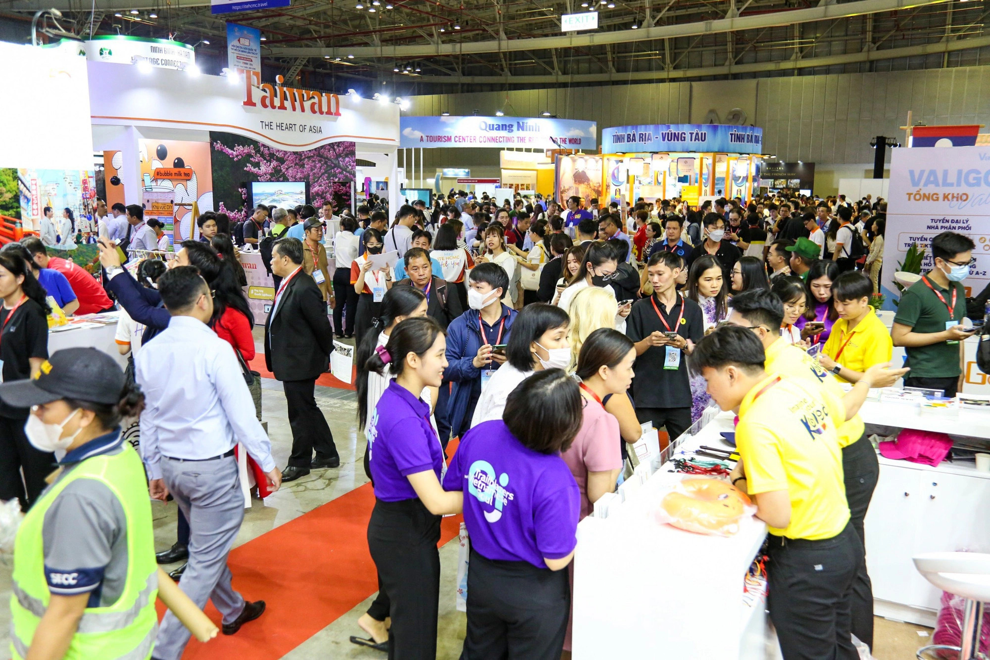 The ITE HCMC 2023 gathers over 400 exhibitors and international tourism promotion agencies. Photo: Phuong Quyen / Tuoi Tre