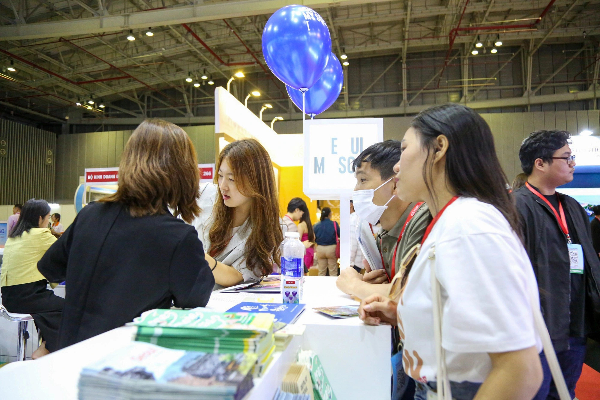 International visitors are seen at a booth at the 17th International Travel Expo Ho Chi Minh City, September 7, 2023. Photo: Phuong Quyen / Tuoi Tre