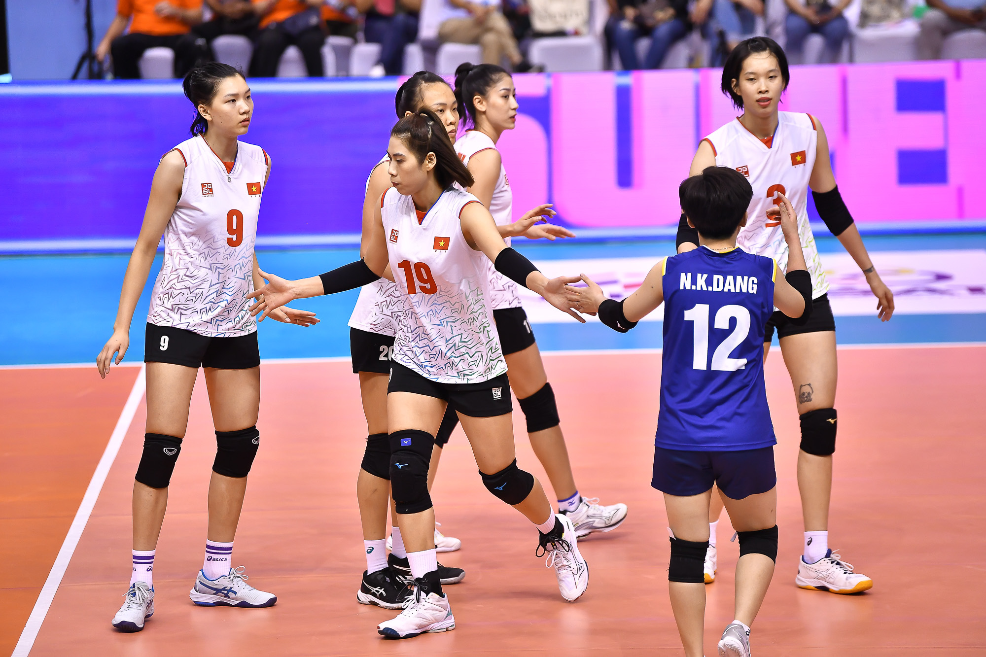 Vietnamese players compete during their third-place playoff against Japan at the 2023 Asian Senior Women’s Volleyball Championship in Thailand, September 6, 2023. Photo: SSM