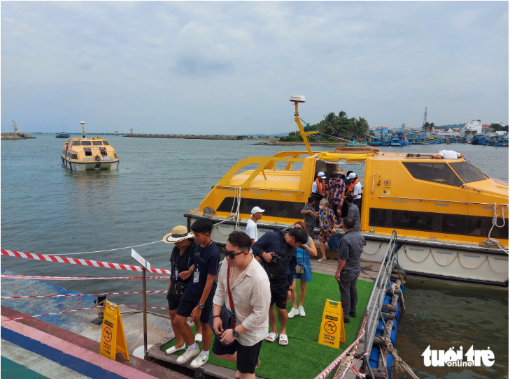 Cuban and Thai travelers arrive in Phu Quoc. Photo: Chi Cong / Tuoi Tre