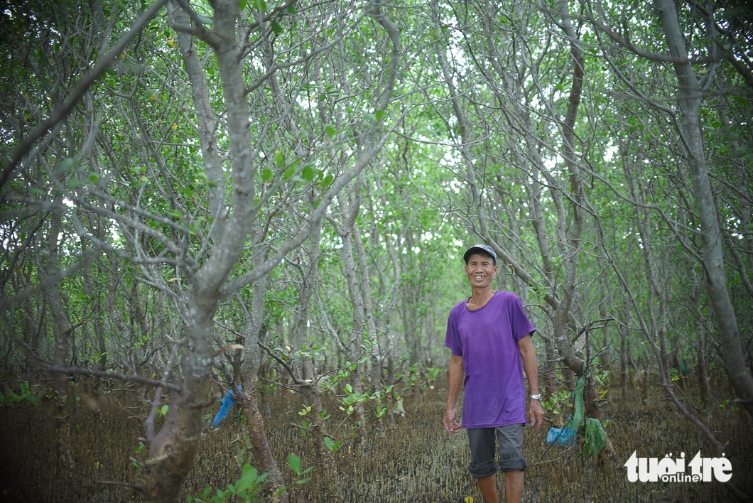 A local resident smiles while standing amidst the mangrove forests in the Thi Nai Lagoon, Binh Dinh Province, south-central Vietnam. Photo: Lam Thien / Tuoi Tre
