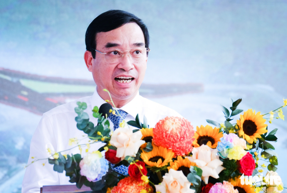 Le Trung Chinh, chairman of the Da Nang City People’s Committee, speaks at the groundbreaking ceremony for a seaside road on September 8, 2023. Photo: Tan Luc / Tuoi Tre