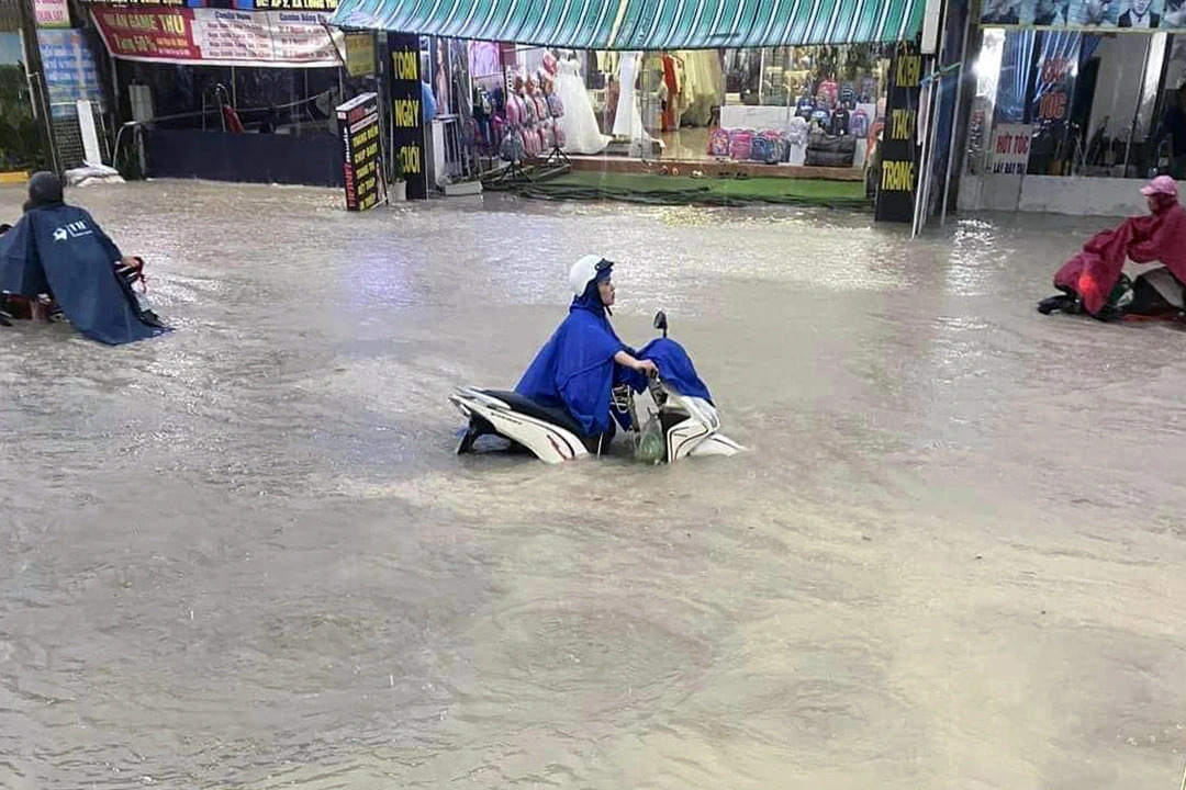 Motorcyclists wade through a heavily flooded street in Dong Nai Province, southern Vietnam, September 8, 2023. Photo: Tuoi Tre