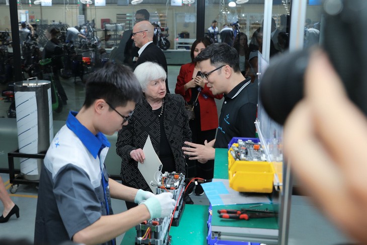 U.S. Treasury Secretary Janet Yellen (L, 2nd) visits a Vietnamese electric vehicle producer during her visit to Vietnam in July 2023. Photo: Danh Khang / Tuoi Tre